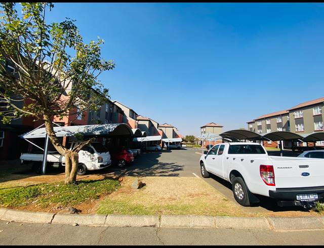 2 BEDROOM TOWNHOUSE FOR SALE IN CASTLEVIEW